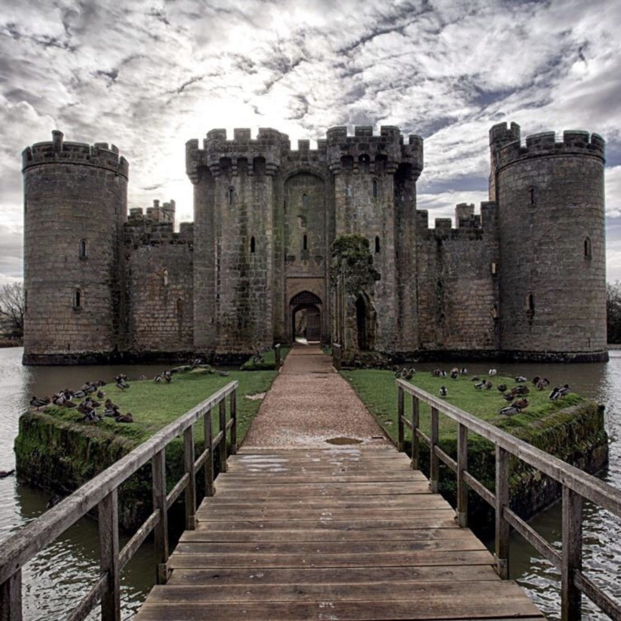 Castle don. Замок Бодиам Англия. Рыцарский замок замки Англии. Норманская крепость. Замок каустоу.